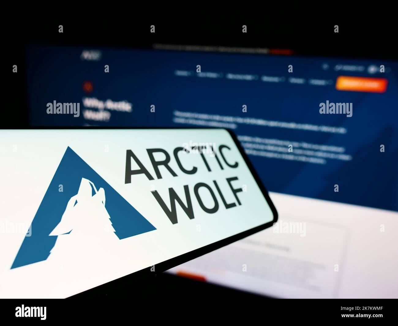 Smartphone avec le logo de la société de cybersécurité Arctic Wolf Networks Inc. Affiché à l'écran devant le site Web. Mise au point au centre-gauche de l'écran du téléphone. Banque D'Images
