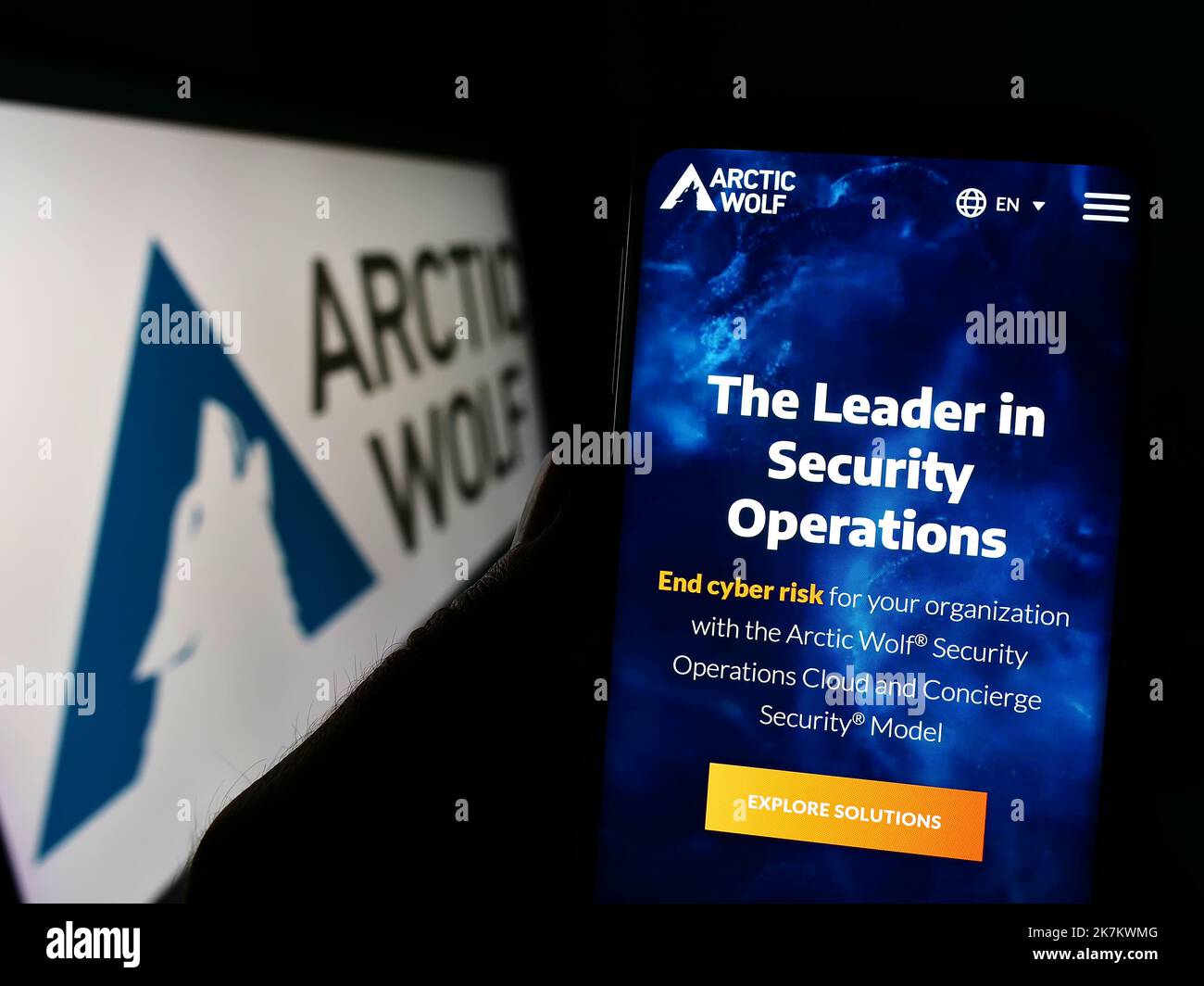 Personne tenant un téléphone portable avec la page Web de la société de cybersécurité Arctic Wolf Networks Inc. À l'écran avec logo. Concentrez-vous sur le centre de l'écran du téléphone. Banque D'Images