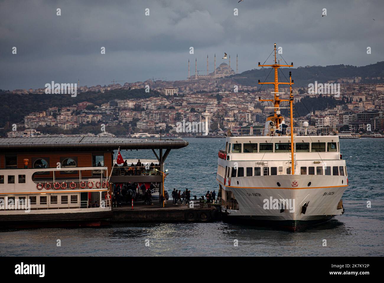 Istanbul, Turquie. 17th octobre 2022. Alors que le temps était nuageux à Istanbul, les passagers ont vu monter à bord d'un ferry qui s'est arrêté au port de ferry des lignes de la ville de Karakoy avec la mosquée Camlica en arrière-plan. Crédit : SOPA Images Limited/Alamy Live News Banque D'Images