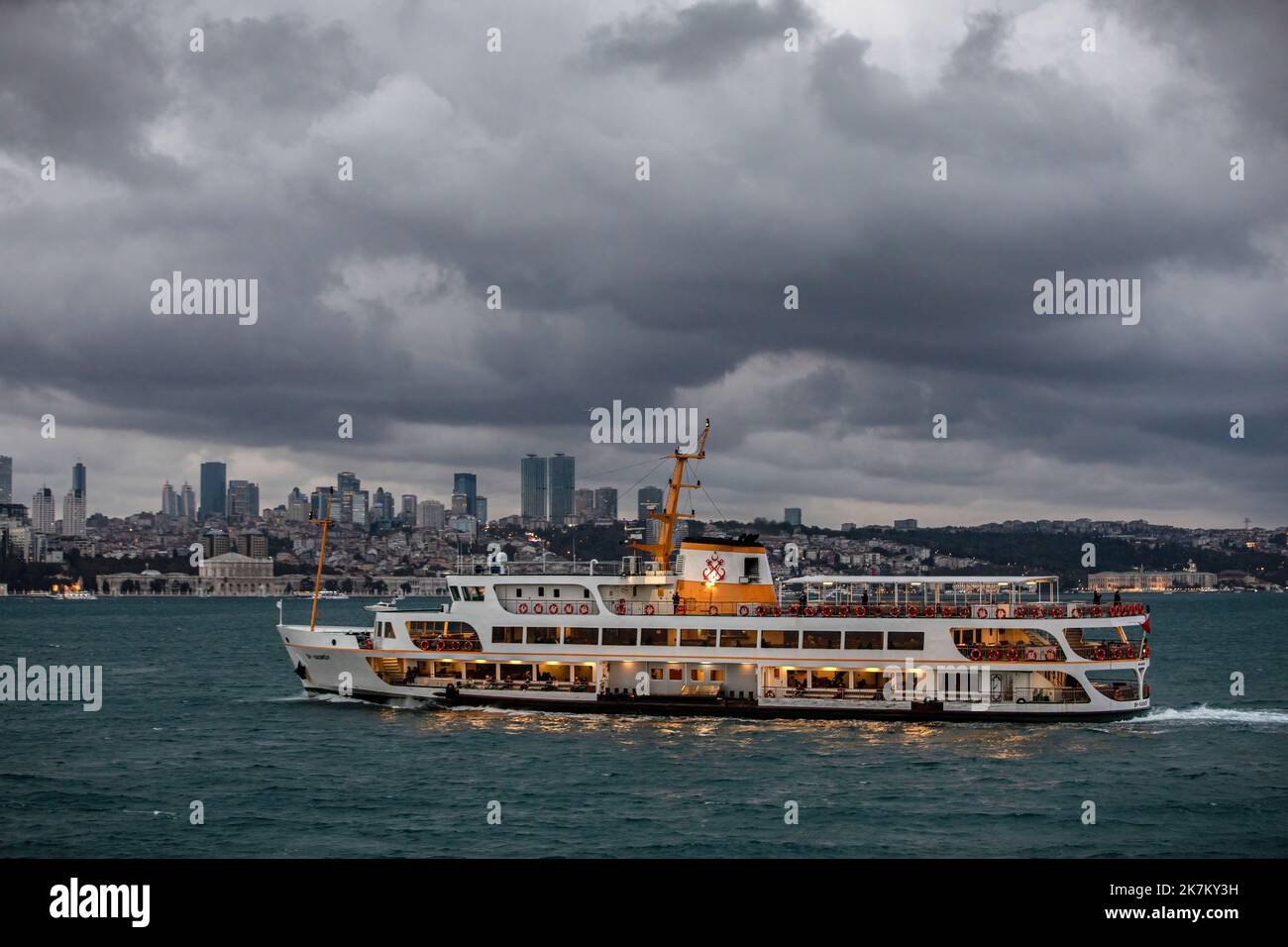 Istanbul, Turquie. 17th octobre 2022. Alors que le temps nuageux était efficace à Istanbul, les lignes de ferry de la ville et les bâtiments en arrière-plan ont été vus. Crédit : SOPA Images Limited/Alamy Live News Banque D'Images