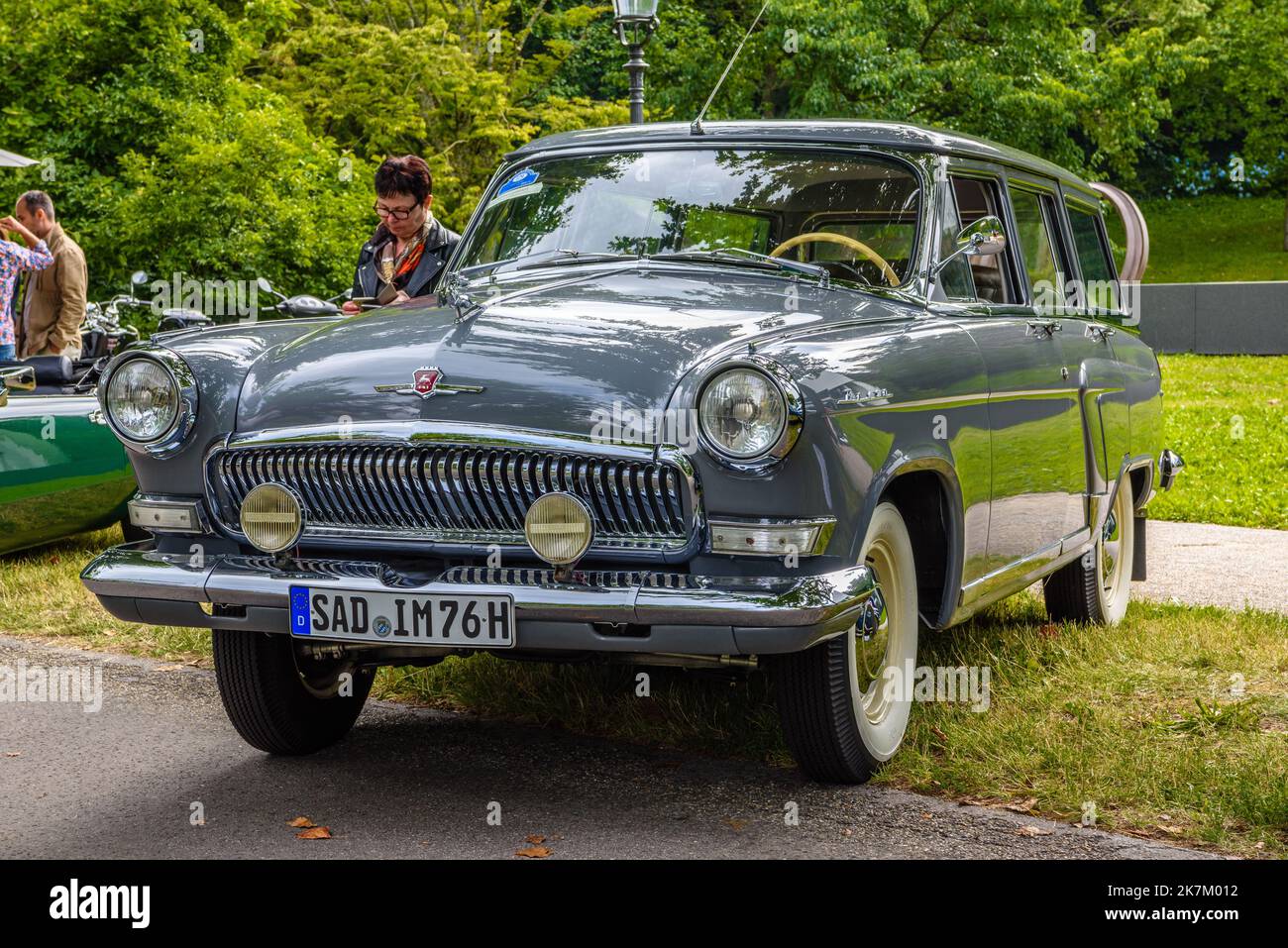 BADEN BADEN, ALLEMAGNE - JUILLET 2019: russe gris GAZ 22 21 VOLGA 1962 1970 Estate Universal combi voiture familiale de l'URSS Union soviétique Russie, oldtimer mee Banque D'Images