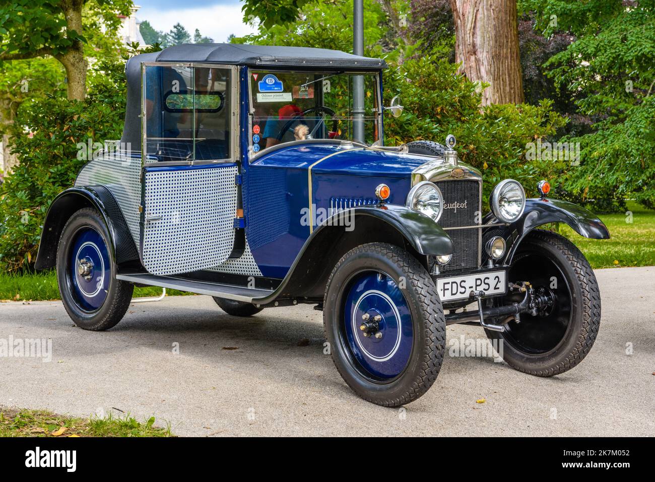 BADEN BADEN, ALLEMAGNE - JUILLET 2019: Bleu blanc PEUGEOT QUADRILENTTE 172R 1921 1926, réunion de l'ancien temps à Kurpark. Banque D'Images