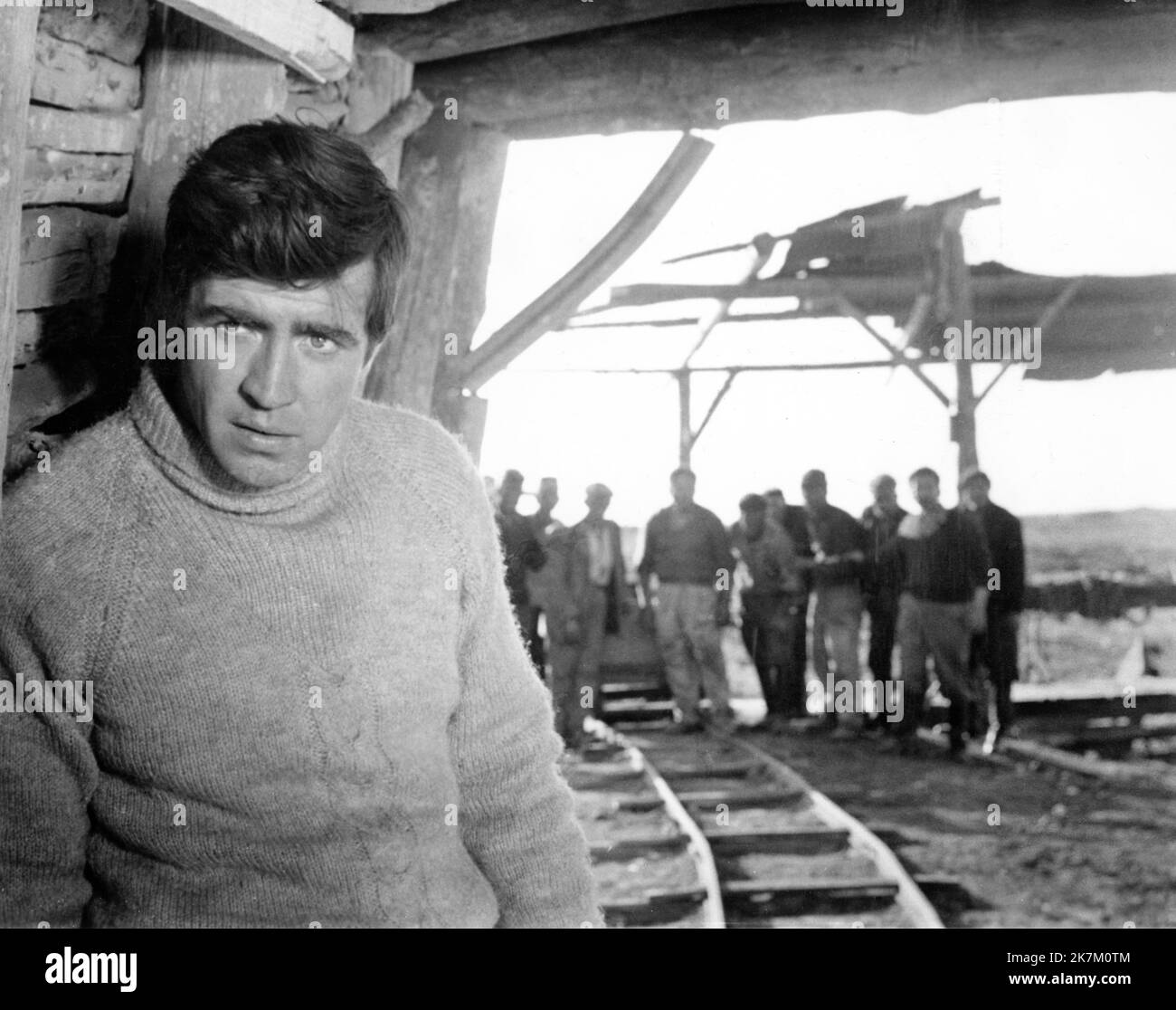 ALAN BATES à ZORBA LE GREC 1964 réalisateur / scénario MICHAEL CACOYANNIS du roman The Life and Times of Alexis Zorba par Nikos Kazantzakis musique Mikis Theodorakis Grèce-Etats-Unis coproduction XXème siècle Fox Banque D'Images