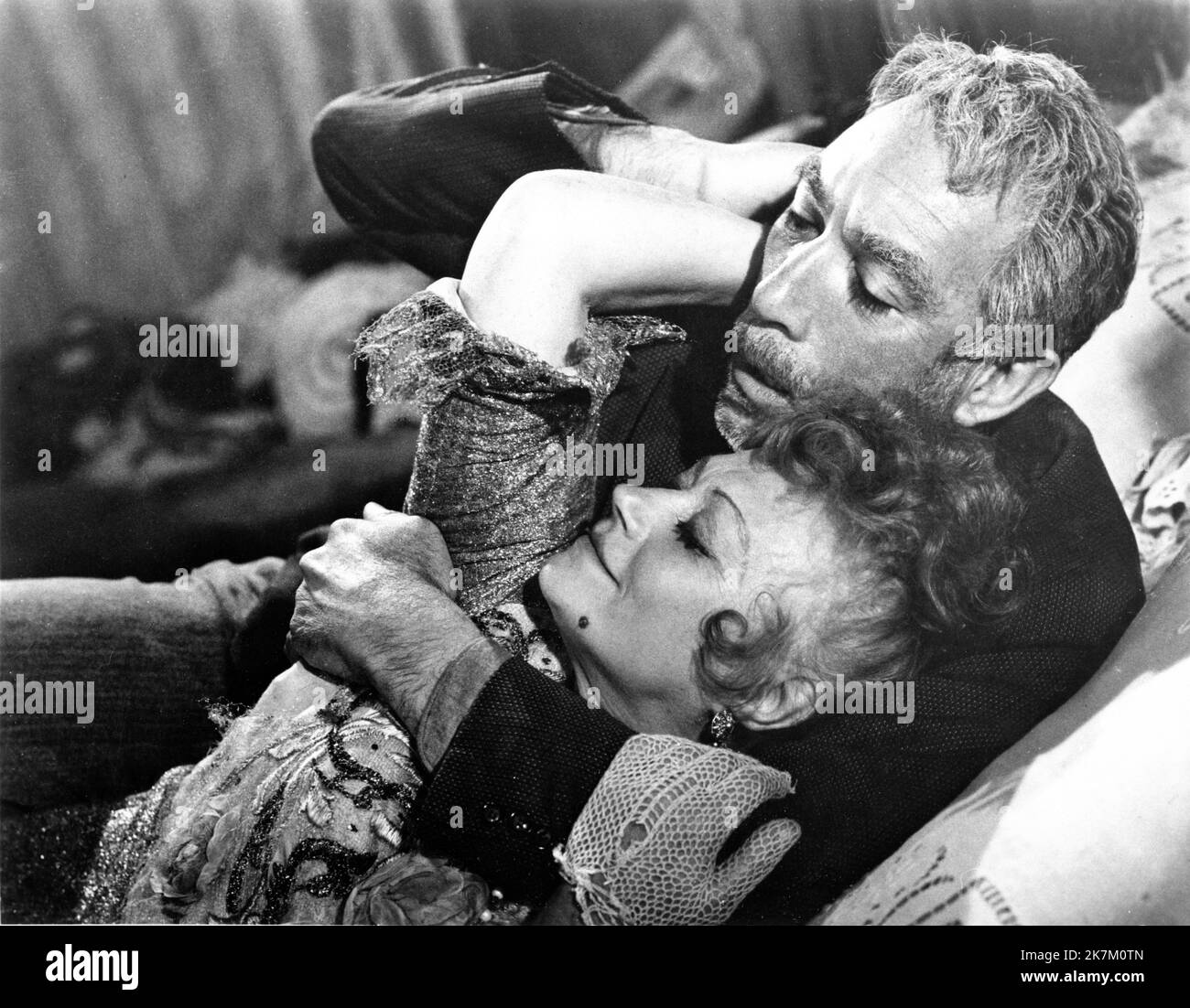 LILA KEDROVA et ANTHONY QUINN à ZORBA LE RÉALISATEUR grec 1964 / scénario MICHAEL CACOYANNIS du roman The Life and Times of Alexis Zorba par Nikos Kazantzakis musique Mikis Theodorakis Grèce-USA coproduction Fox du XXe siècle Banque D'Images