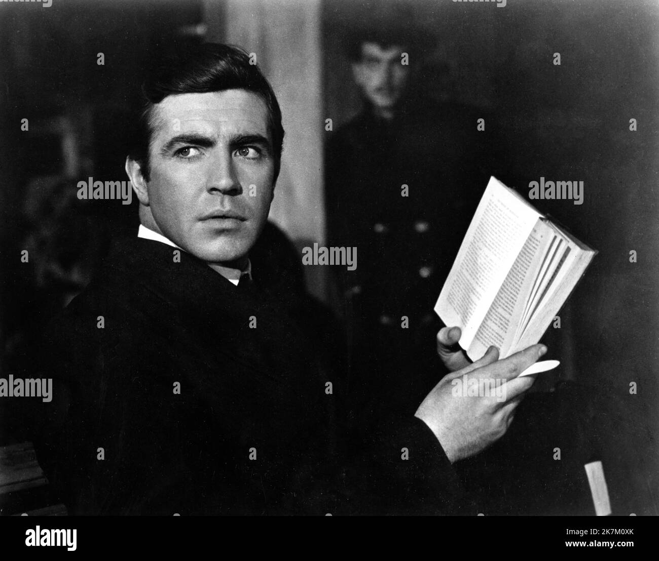 ALAN BATES à ZORBA LE GREC 1964 réalisateur / scénario MICHAEL CACOYANNIS du roman The Life and Times of Alexis Zorba par Nikos Kazantzakis musique Mikis Theodorakis Grèce-Etats-Unis coproduction XXème siècle Fox Banque D'Images