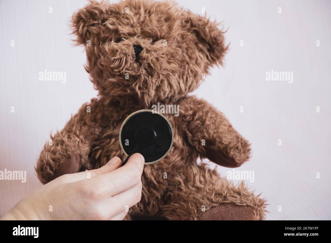ours en peluche brun m stéthoscope sur fond isolé, pédiatrie, médecin d'enfant, médecine et science Banque D'Images