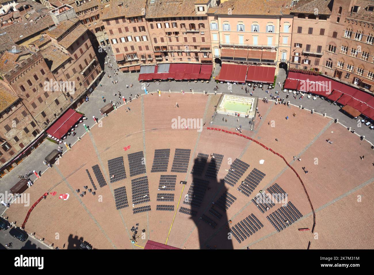 Piazza del Campo est la place en forme de coquille où se déroule le Palio di Siena. Le Palazzo Pubblico et la Torre del Mangia dominent la place Banque D'Images