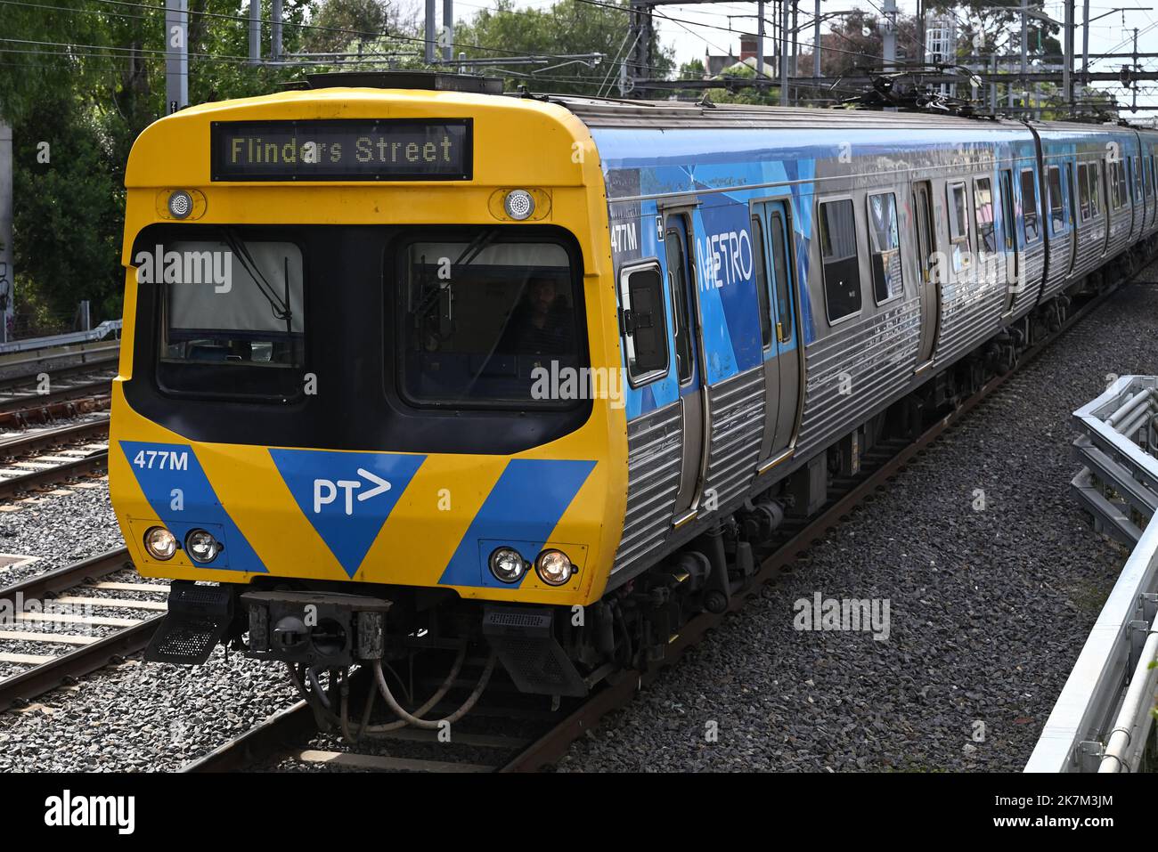 Vue sur l'avant d'un ancien train Comeng, avec l'actuelle décoration PTV et le métro Melbourne, en direction de la gare de Flinders Street Banque D'Images