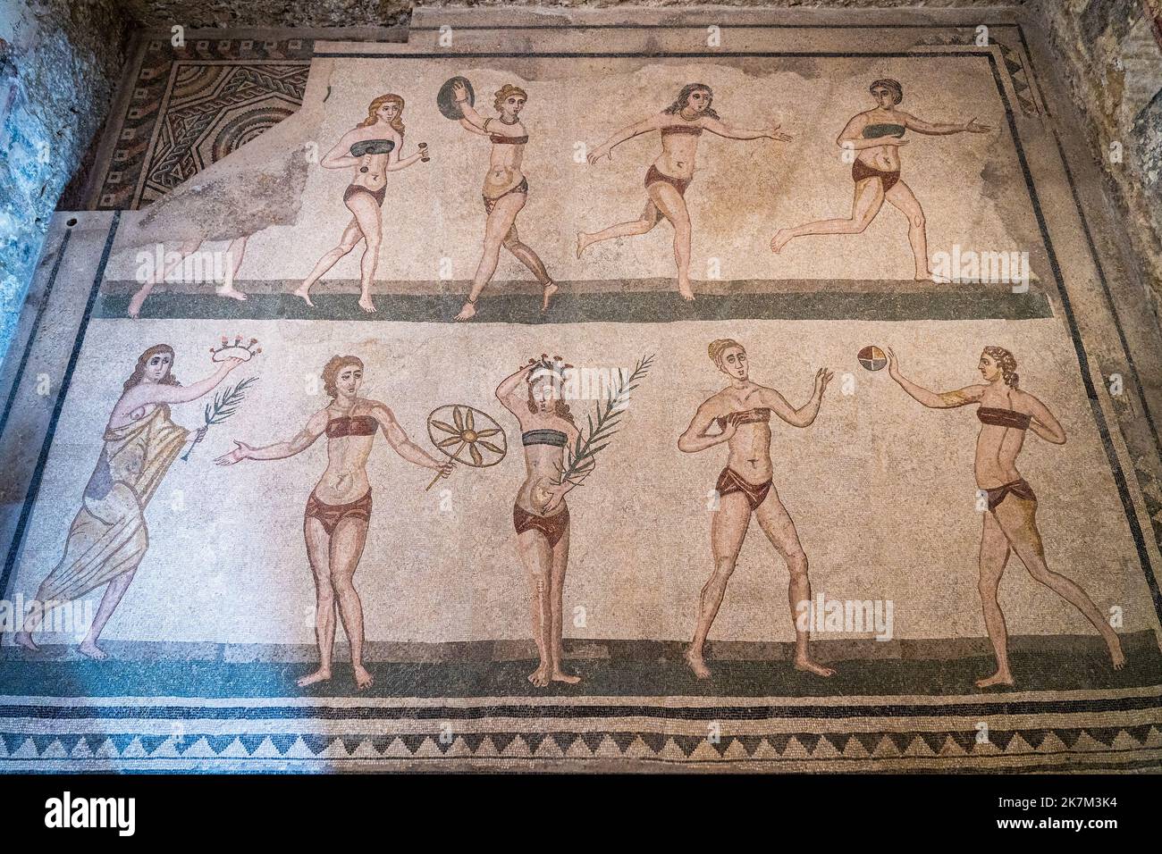 Filles romaines s'exerçant dans bikinis. Une mosaïque de la Villa Romana del Casale. Sicile. Italie. Banque D'Images