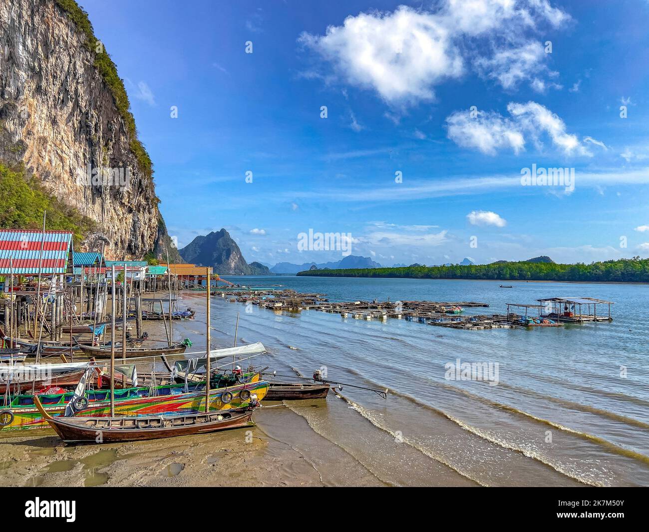 Vue aérienne du village de pêcheurs musulman de Ko Panyi ou de Koh Panyee dans la province de Phang Nga, Thaïlande Banque D'Images