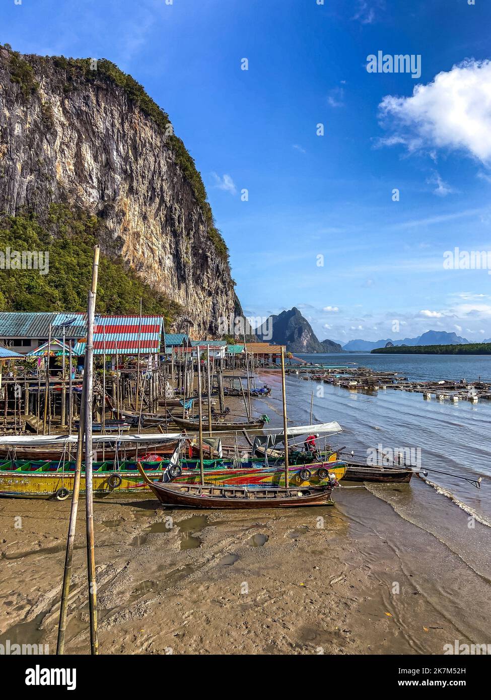 Vue aérienne du village de pêcheurs musulman de Ko Panyi ou de Koh Panyee dans la province de Phang Nga, Thaïlande Banque D'Images