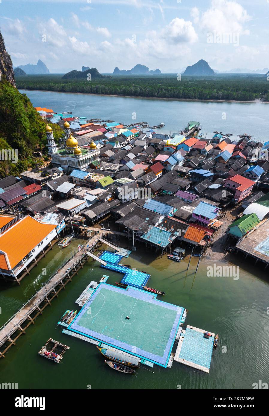 Terrain de football flottant de Ko Panyi ou de Koh Panyee dans le village de pêcheurs musulman de la province de Phang Nga, Thaïlande Banque D'Images