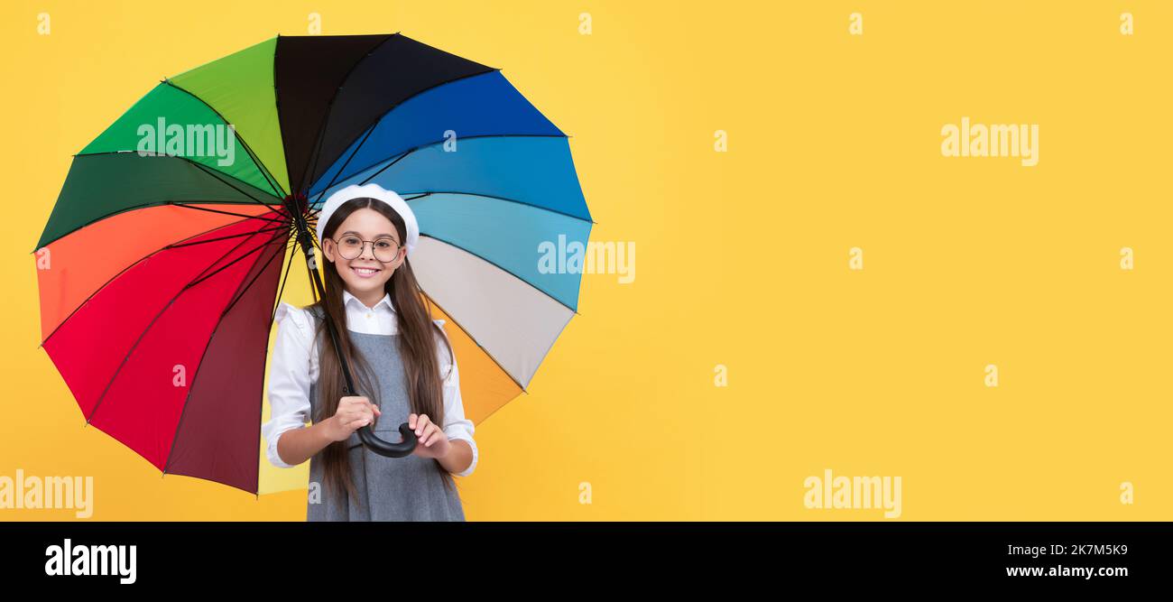 retour à l'école. tween avec protection contre la pluie éclatante. bonne fille d'école dans les verres. Enfant avec parapluie d'automne, temps pluvieux, affiche horizontale, bannière Banque D'Images