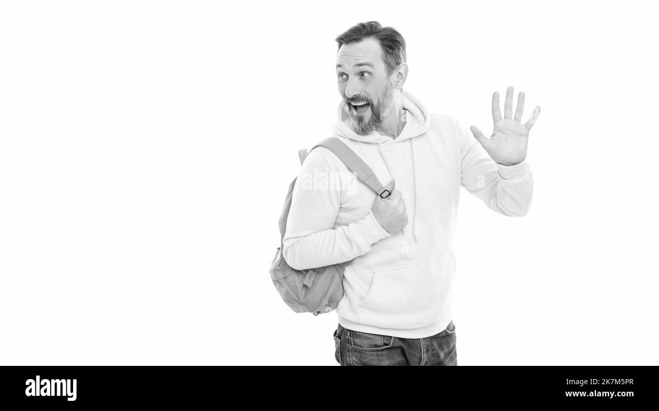heureux homme mature porte sac d'école avec geste de salutation isolé sur l'espace de copie blanc, bonjour. Banque D'Images