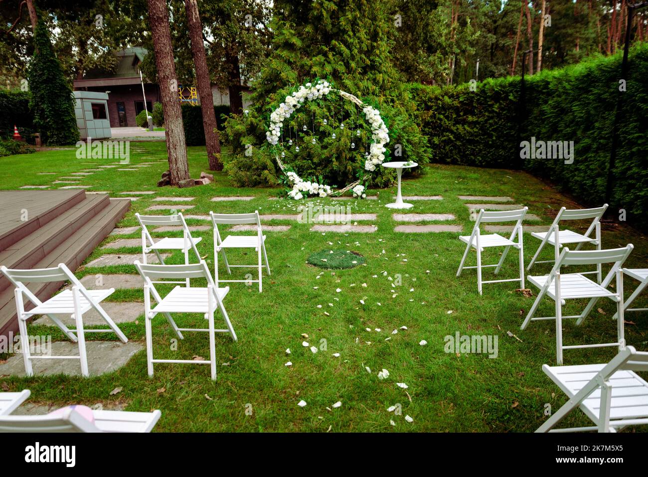 Cérémonie de mariage. Très belle et élégante arche de mariage, décorée de diverses fleurs fraîches, debout dans le jardin. Jour de mariage. Fleurs fraîches de Banque D'Images