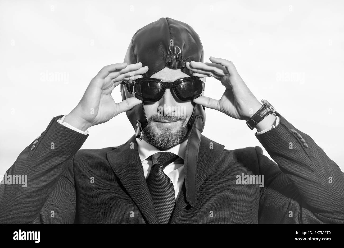 homme d'affaires positif en costume et chapeau de pilote se préparer Banque D'Images