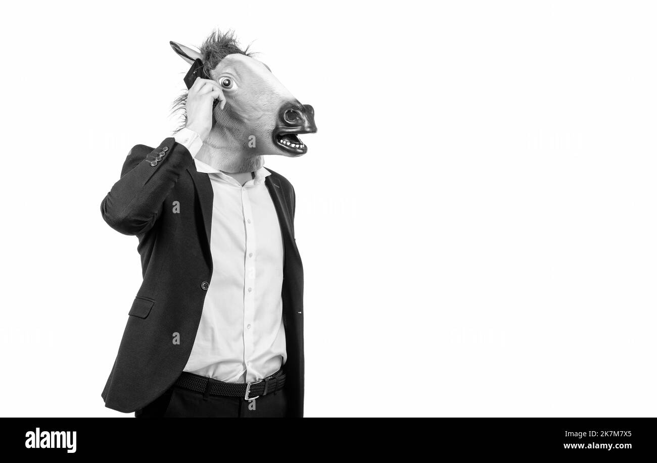 Professionnel travailleur homme dans le masque de tête de cheval parler sur le téléphone mobile, la communication Banque D'Images