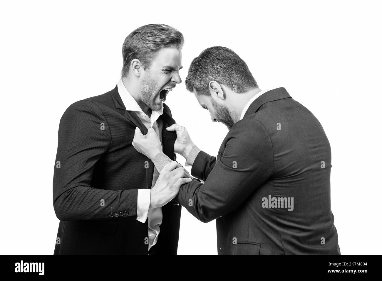 des hommes en désaccord avec des partenaires commerciaux ou des collègues contestant pendant un conflit, les hommes d'affaires sont en conflit. Banque D'Images