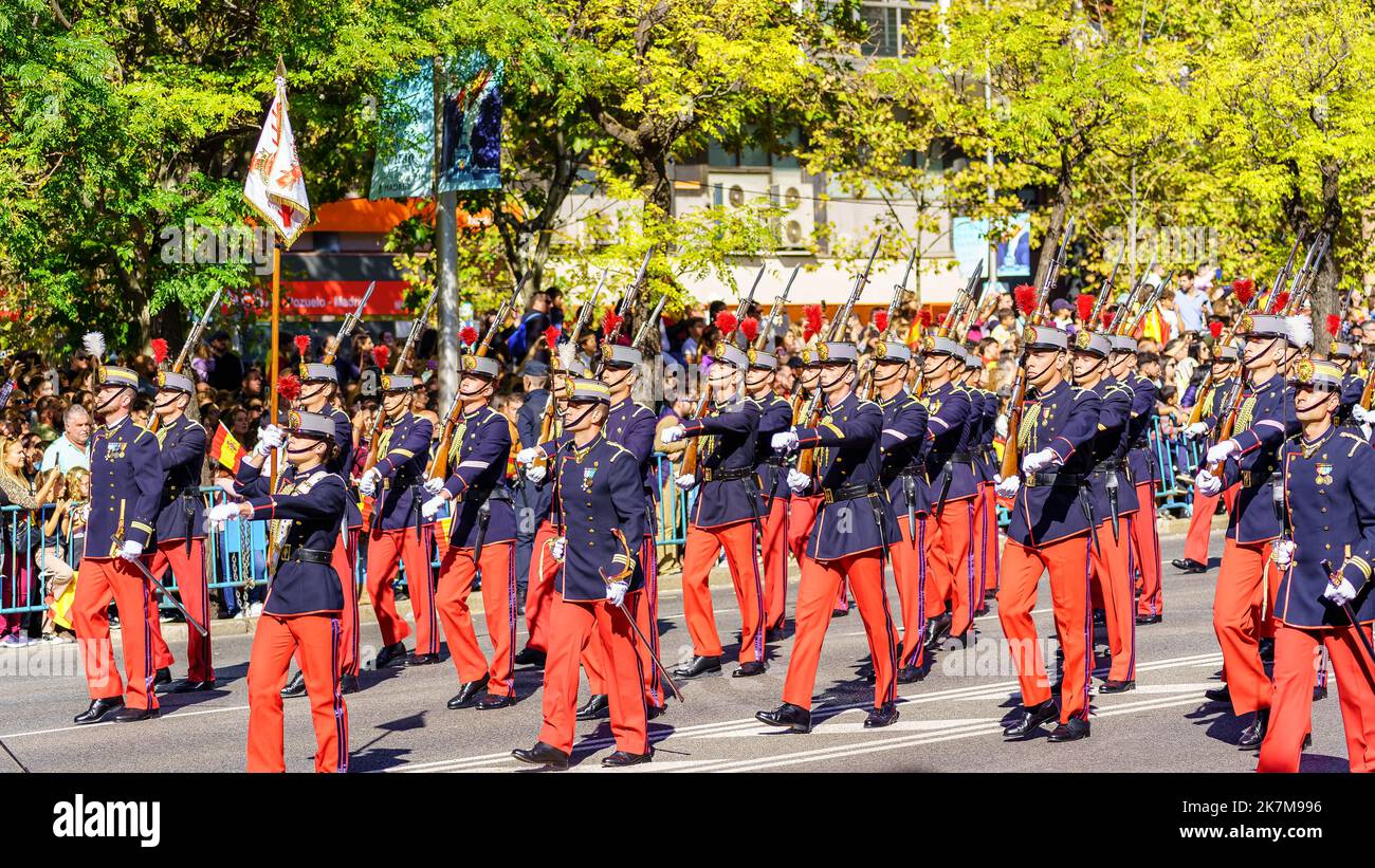 Madrid, Espagne, 12 octobre 2022 : défilé des soldats de la Garde royale espagnole dans les rues de Madrid. Banque D'Images
