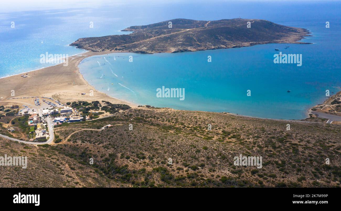 Photographie de drone depuis la plage de Prasonisi. C'est une île rocheuse reliée à une étroite bande de terre sablonneuse. Île de Rhodes, Dodécanèse, Grèce Banque D'Images