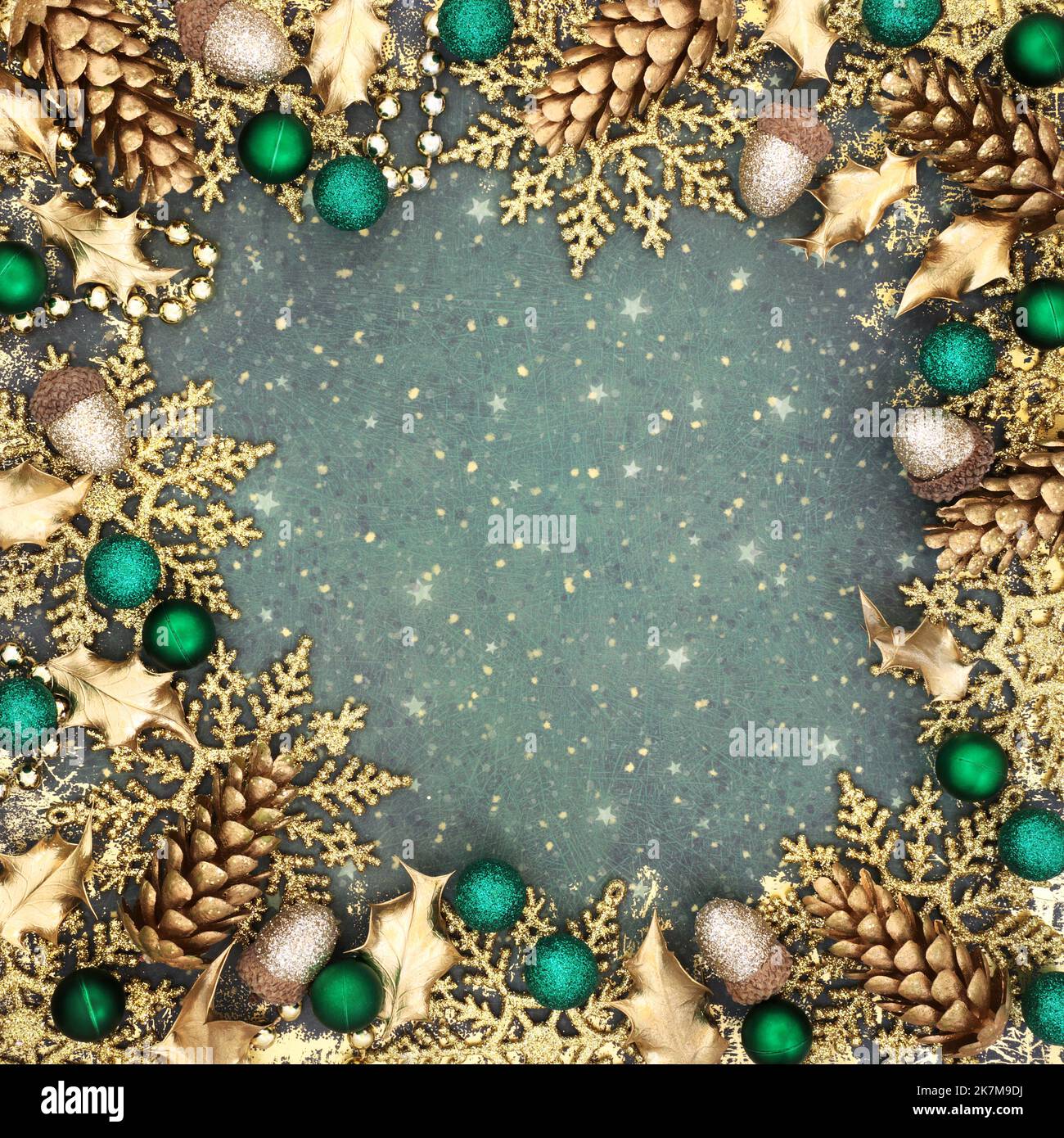 Motif flocon de neige doré de Noël sur fond de grunge avec décorations de sapin étincelantes pour les fêtes de fin d'année. Banque D'Images