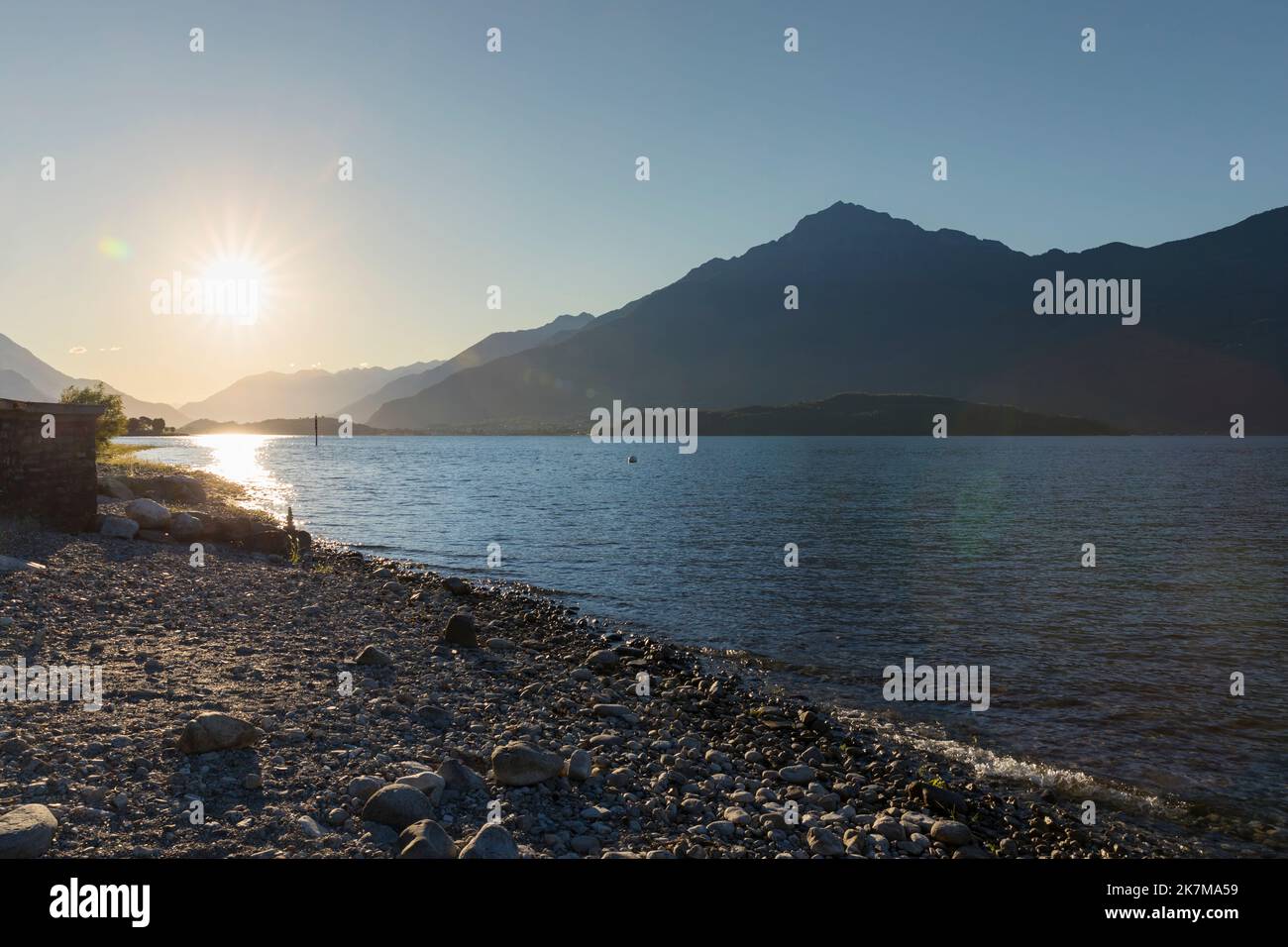 Lever du soleil au lac de Côme, forte lumière d'objectif sur le but Banque D'Images