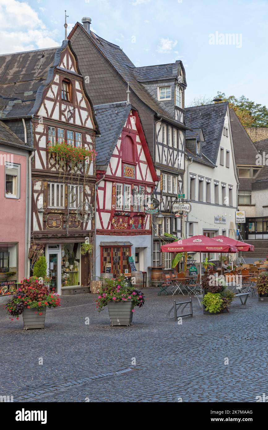 Place de la ville de Rhens, Rhénanie-Palatinat, Allemagne avec ses maisons médiévales à colombages Banque D'Images