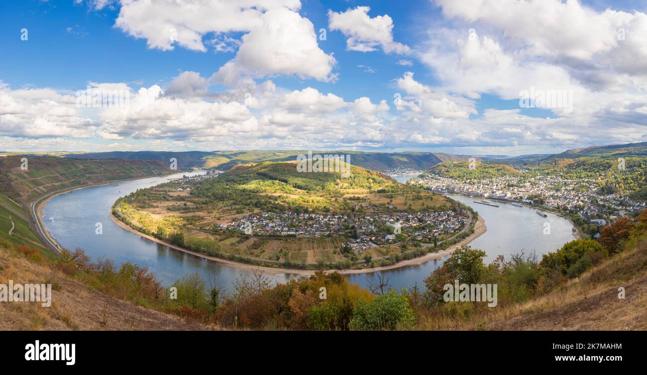 Virage du Rhin avec village de Filsen et ville de Boppard, Rhénanie-Palatinat, Allemagne, panorama à grande portée dynamique Banque D'Images