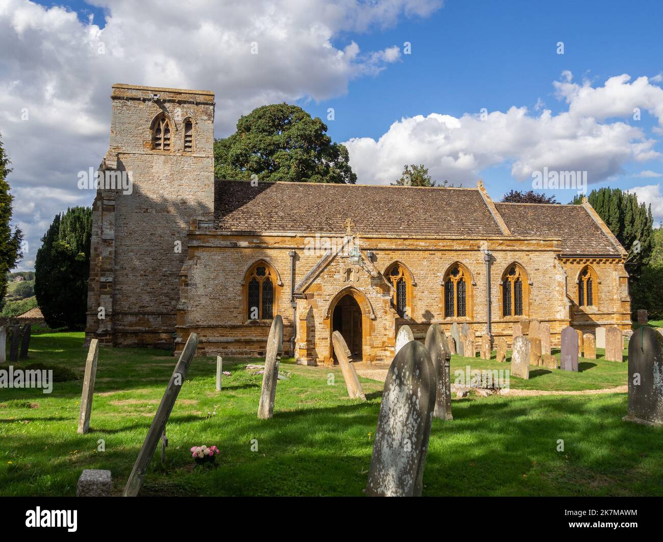 Église de tous les Saints dans le village de Pitsford, Northamptonshire, Royaume-Uni; les premières parties datent du 14th siècle Banque D'Images