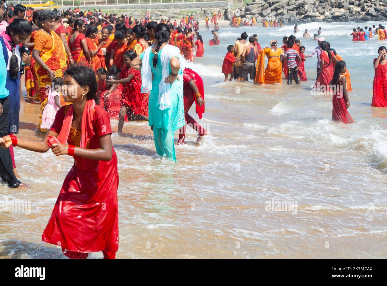 Mahabalipuram, Tamil nadu, Inde du Sud, 2nd de janvier 2020 : pèlerins hindous indiens sur une plage pour la célébration. Banque D'Images