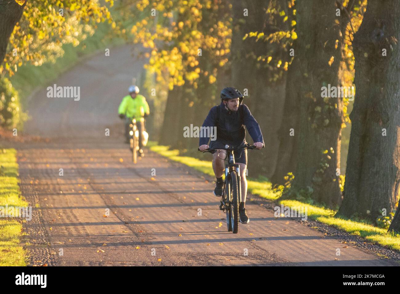 Preston, Lancashire. Météo au Royaume-Uni ; 18 octobre 2022. Le soleil se lève au-dessus de la rivière Ribble tandis que les habitants de la région font de l'exercice léger à l'aube le long de Riverside Walk, un froid brumeux point de départ de la journée. Avenham Park Family Space, pistes cyclables et sentiers de randonnée dans le nord-ouest de l'Angleterre. Crédit; MediaWorldImages/AlamyLiveNews Banque D'Images
