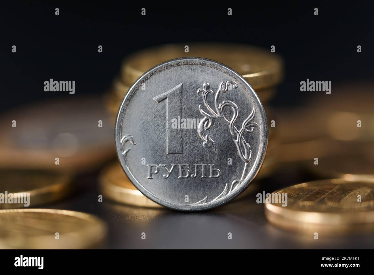 1 roubles russes sur fond sombre avec des pièces jaunes à faible profondeur de champ Banque D'Images