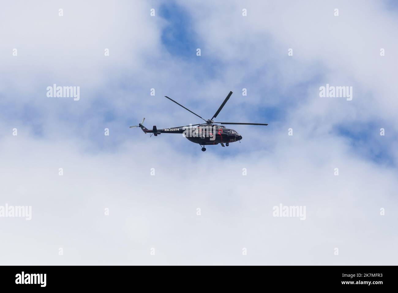 Neryungri, Yakutia, Russie. 5 juin 2022. Hélicoptère mi-8 de la compagnie Rostec en vol. Banque D'Images