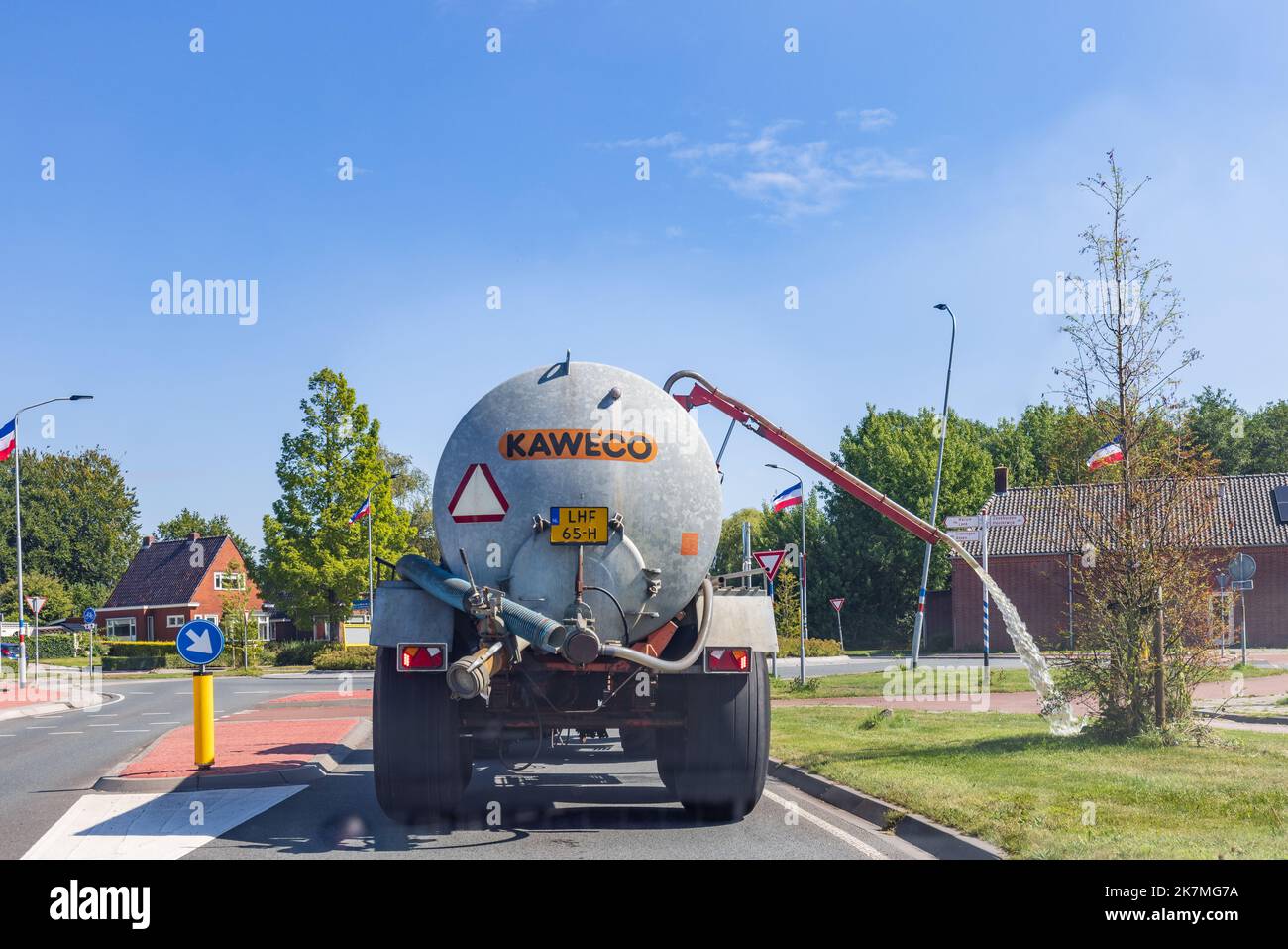 Arrosage des arbres à Westerkwartier Groningen, pays-Bas, pendant la période de sécheresse majeure en été Banque D'Images