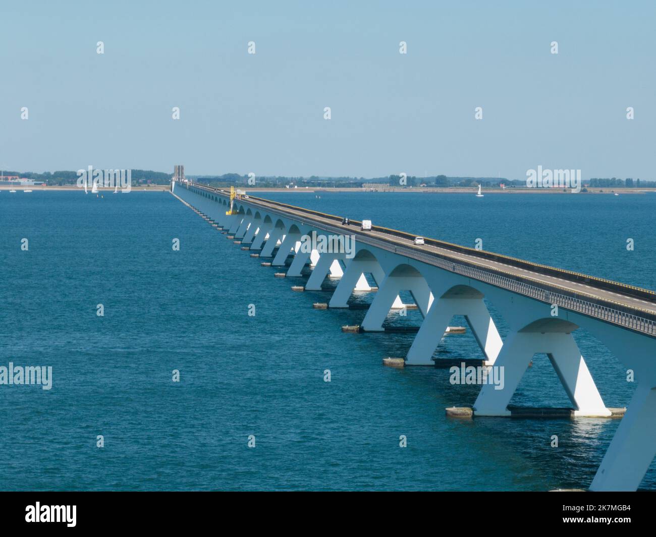 Pont de Zeelandbridge à l'infini dans la vue aérienne de drone de distance. Partie de Delta fonctionne. Infrastructure néerlandaise holland Zeeland. Livraison du transport Banque D'Images