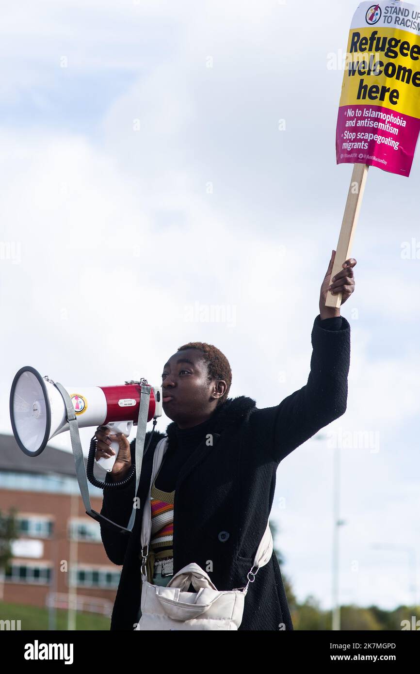 Démo « réfugiés Welcome » au Holiday Inn de Cardiff. Les manifestants se sont rassemblés pour montrer leur soutien et leur accueil aux réfugiés séjournant à Holiday Inn en raison d'une marche opposée attendue par des fascistes qui n'ont pas eu lieu. Banque D'Images