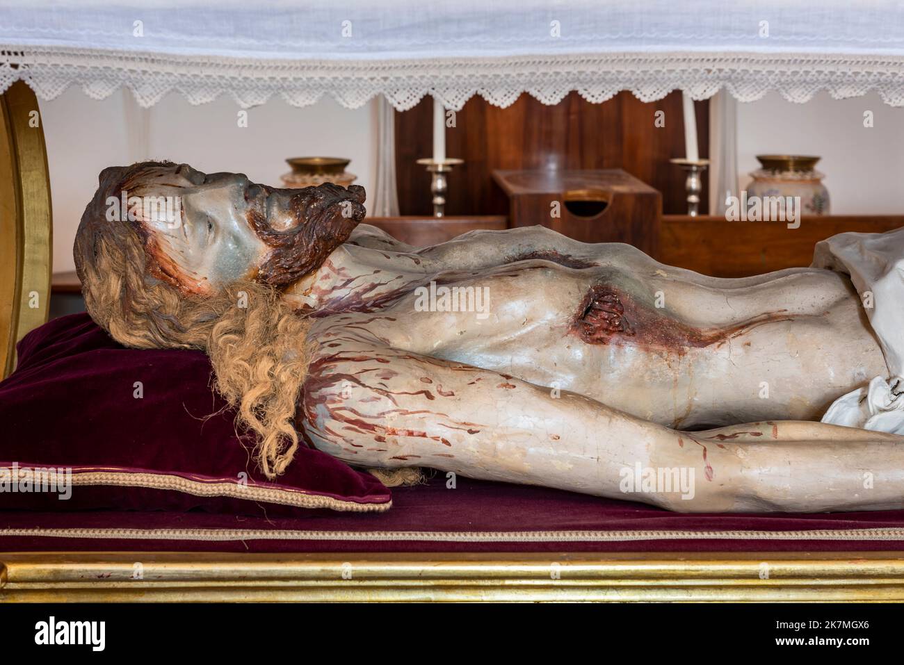 Une effigie, d'une taille de vie, d'un réalisme brutal, du corps mort du Christ après sa crucifixion, dans une petite église de village sicilienne Banque D'Images