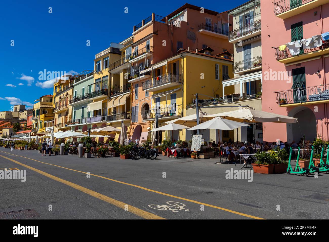 Marché de rue à Parasio, la vieille ville d'Imperia, quartier de Porto Maurizio. Province d'Imperia, région de Ligurie. Italie. Banque D'Images