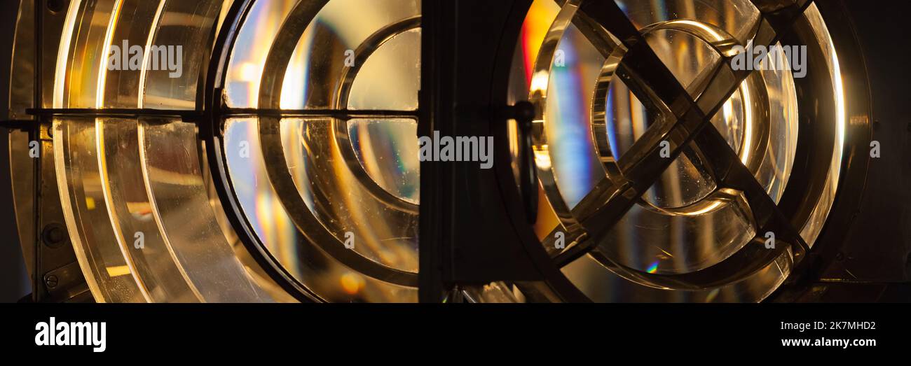 Lampe de phare rotative avec lentilles Fresnel, photo panoramique. Il s'agit d'un type de lentille composite compacte développée par le physicien français Augustin-Jea Banque D'Images