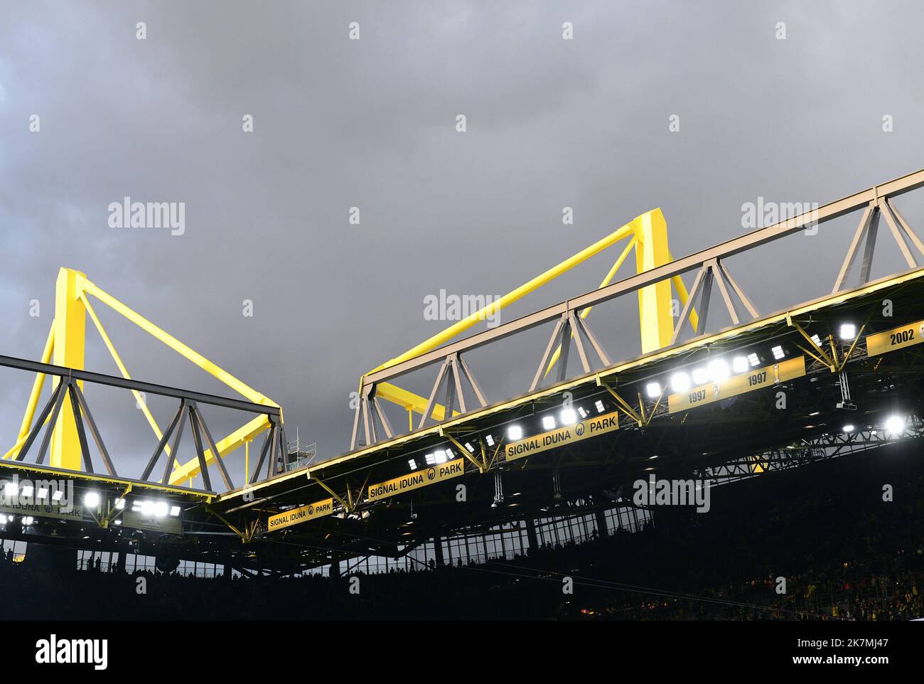 Bundesliga, signal Iduna Park Dortmund: Borussia Dortmund vs FC Bayern Munich; Stadium toît signal Iduna Park, Westfalenstadion Banque D'Images