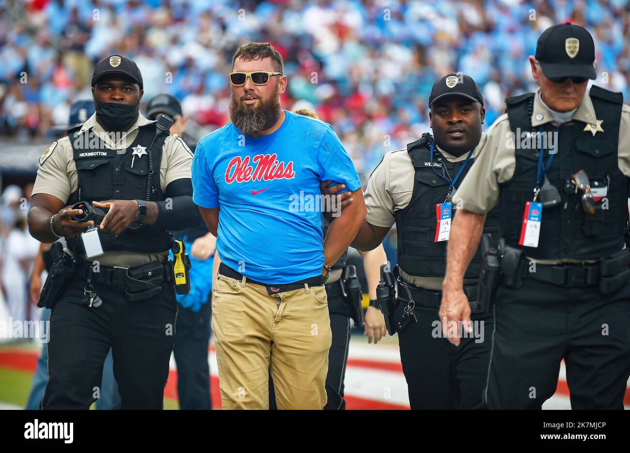 15 octobre 2022 : un fan des rebelles du Mississippi est arrêté après avoir été en course sur le terrain pendant le quatrième quart d'un match de football universitaire de la NCAA contre les Tigres Auburn au stade Vaught-Hemingway à Oxford, MS. Austin McAfee/CSM Banque D'Images