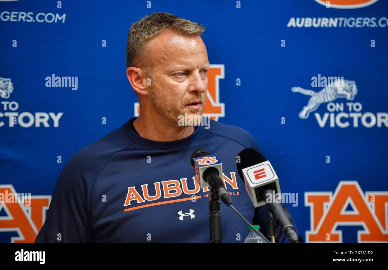 15 octobre 2022: Bryan Harsin, entraîneur des Tigers d'Auburn, parle aux journalistes lors d'une conférence de presse post-match après un match de football universitaire de la NCAA contre les rebelles du Mississippi au stade Vaught-Hemingway à Oxford, MS. Austin McAfee/CSM Banque D'Images
