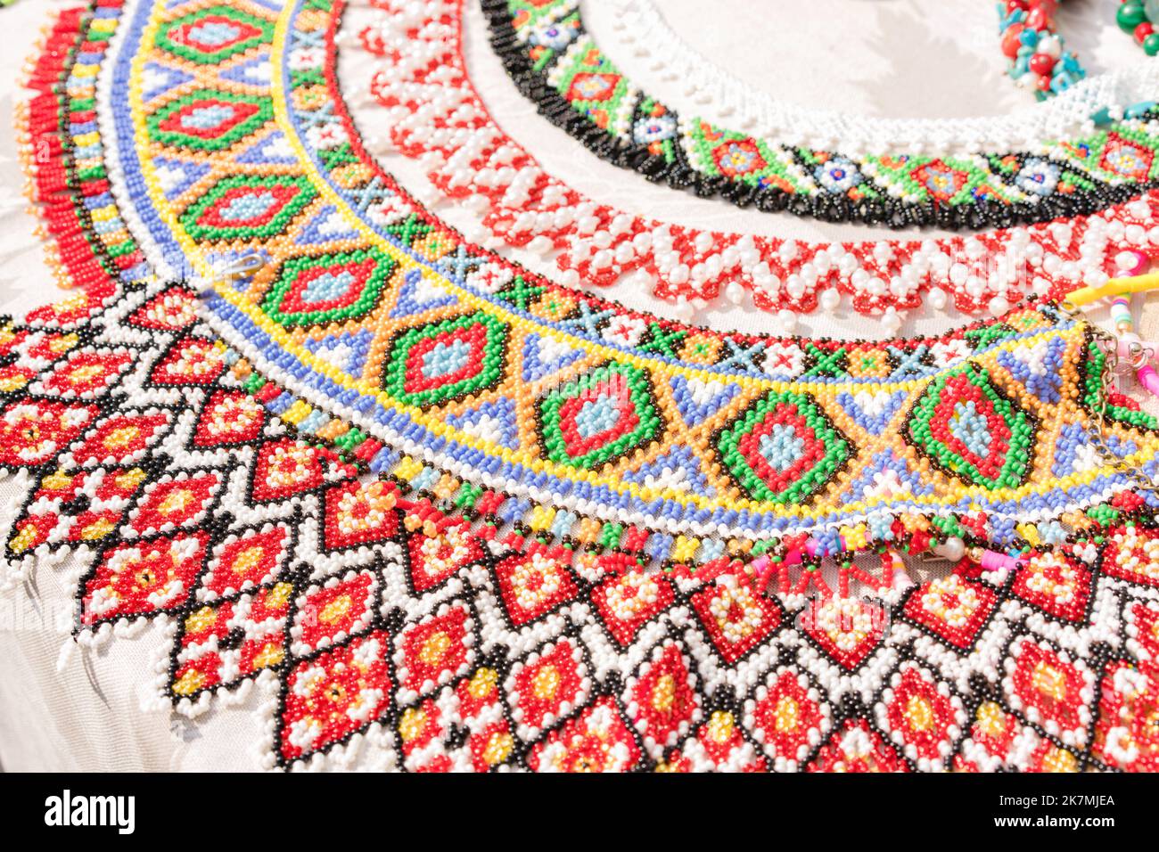 Colliers colorés à perles - bijoux traditionnels de style ethnique ukrainien dans des couleurs vives, bijoux hutsul. Colliers faits à la main dans la cabine souvenir ou s. Banque D'Images