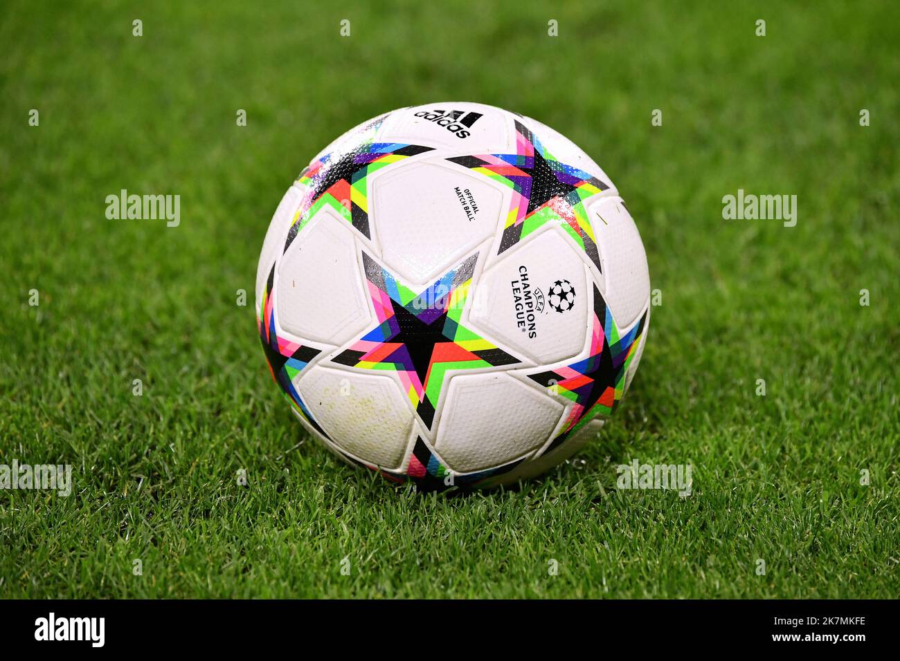 Champions League, signal Iduna Park Dortmund: Borussia Dortmund vs FC Sevilla; officiel Adidas Matchball Champions League Banque D'Images