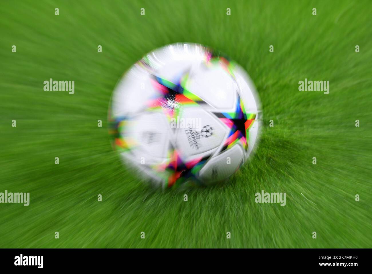 Champions League, signal Iduna Park Dortmund: Borussia Dortmund vs FC Sevilla; officiel Adidas Matchball Champions League Banque D'Images