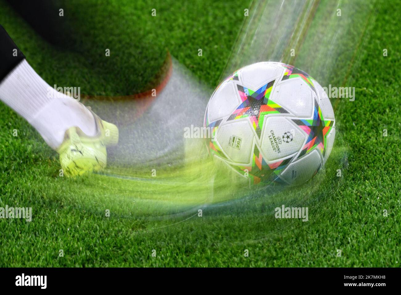 Champions League, signal Iduna Park Dortmund: Borussia Dortmund vs FC Sevilla; officiel Adidas Matchball Champions League Banque D'Images