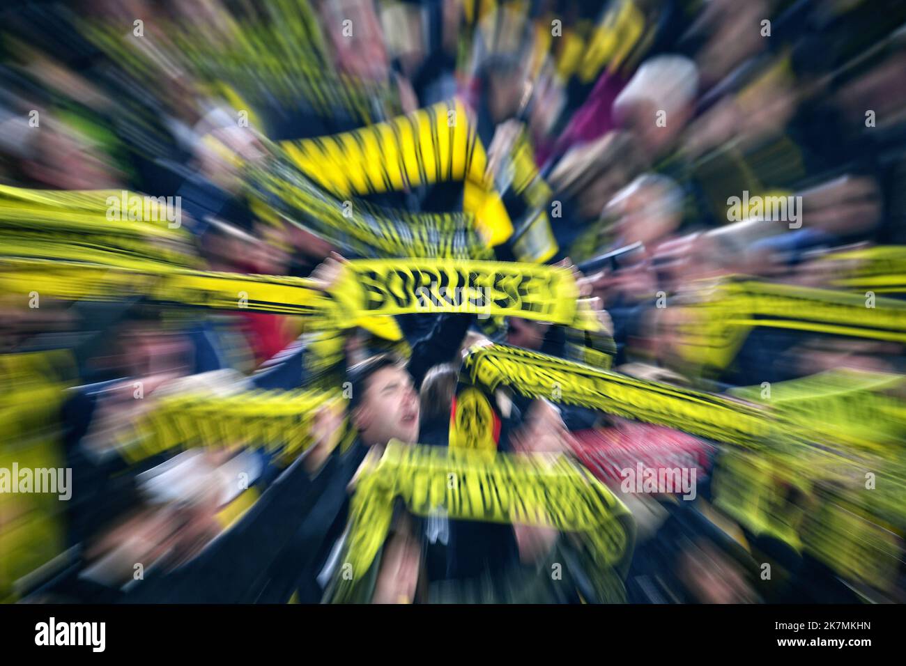 Ligue des champions, signal Iduna Park Dortmund: Borussia Dortmund vs FC Sevilla; supporter de Dortmund Banque D'Images