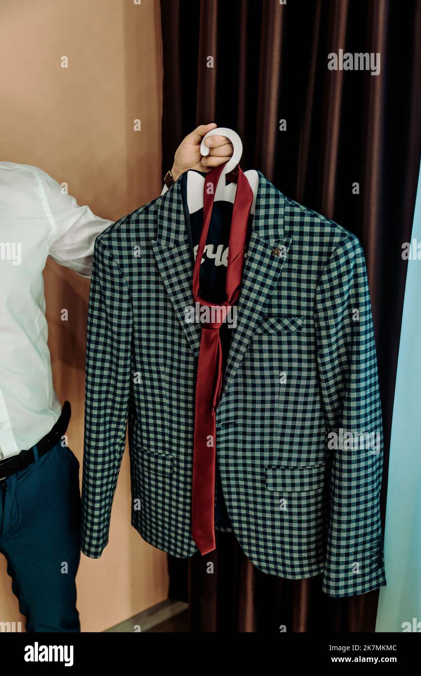 Élégant costume de mariage élégant avec pendaison dans l'appartement de l'hôtel. Accessoires de mariage pour marié. Banque D'Images