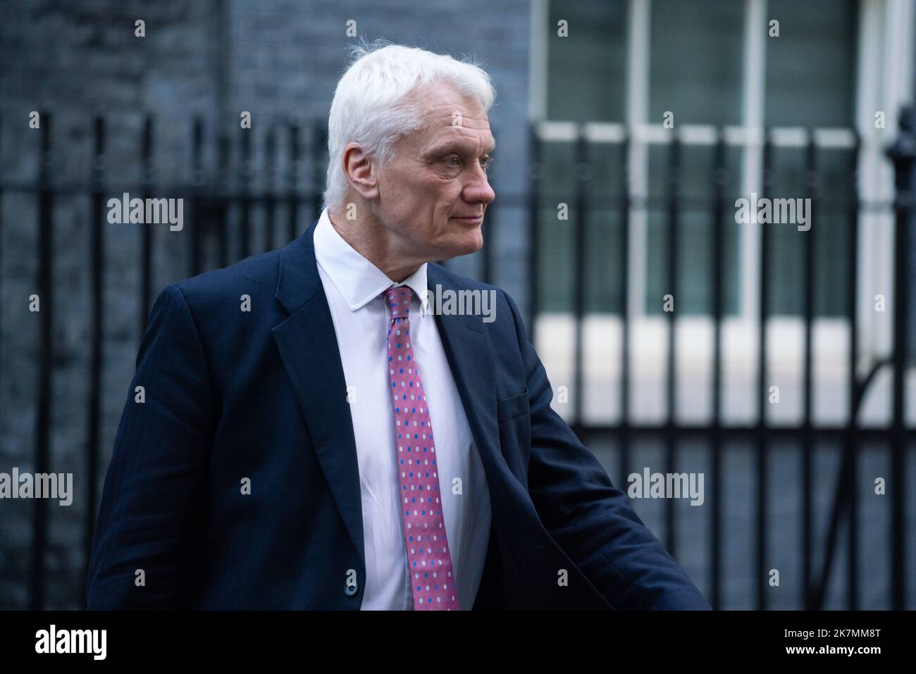 Londres, Royaume-Uni. 18 octobre 2022 . Graham Stuart, le ministre d'État (ministre du climat) quitte le 10 Downing Downing Street après une réunion du cabinet. Le premier ministre Liz Truss est confronté à des pressions politiques après le mini-budget avec des appels pour qu'elle soit remplacée en tant que chef du parti conservateur. Credit: amer ghazzal / Alamy Live News Banque D'Images