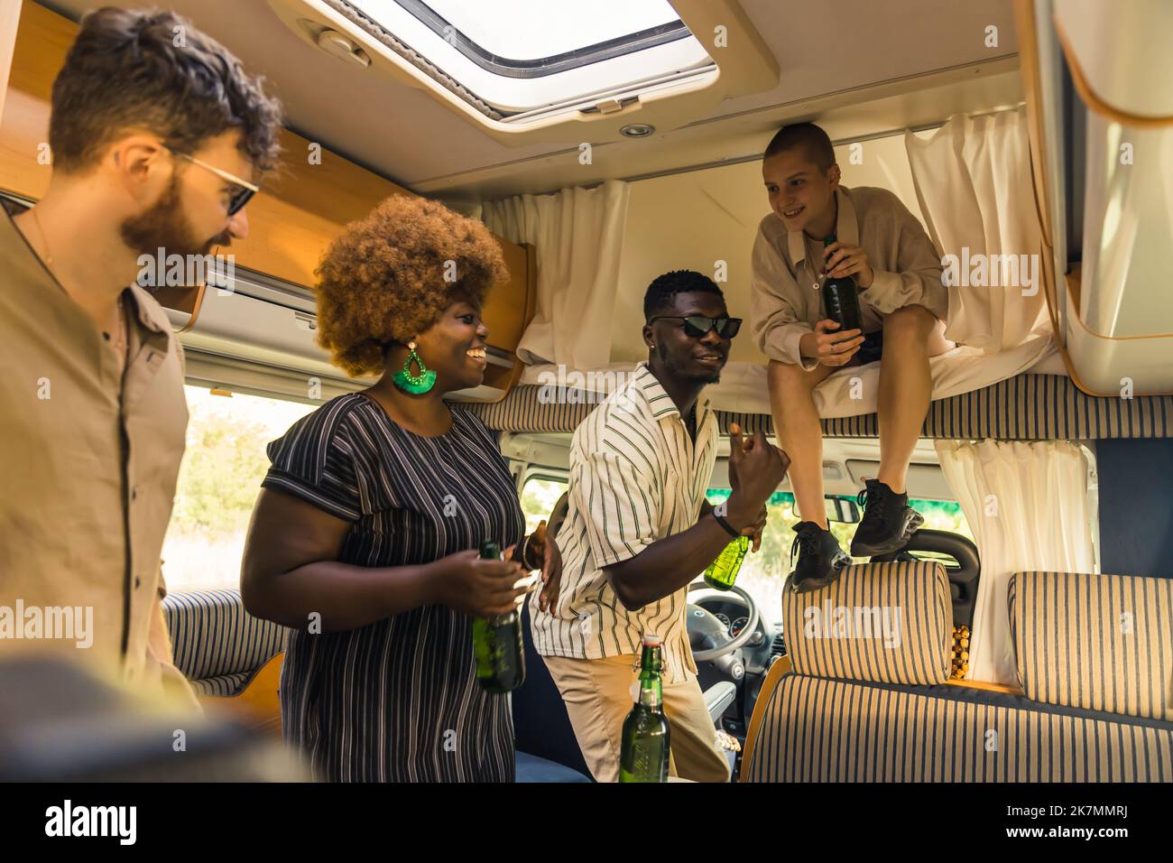 Détente et loisirs activités - fête. Groupe décontracté de jeunes gens de la génération du millénaire vêtus de façon décontractée et issus de différentes origines ethniques, qui apprécient leur fête en minibus, leur bière et leur danse à la musique. Photo de haute qualité Banque D'Images